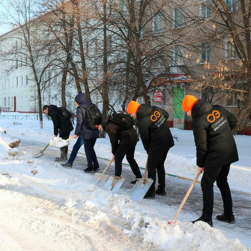 Уборка снега с крыш и территорий в Ейске